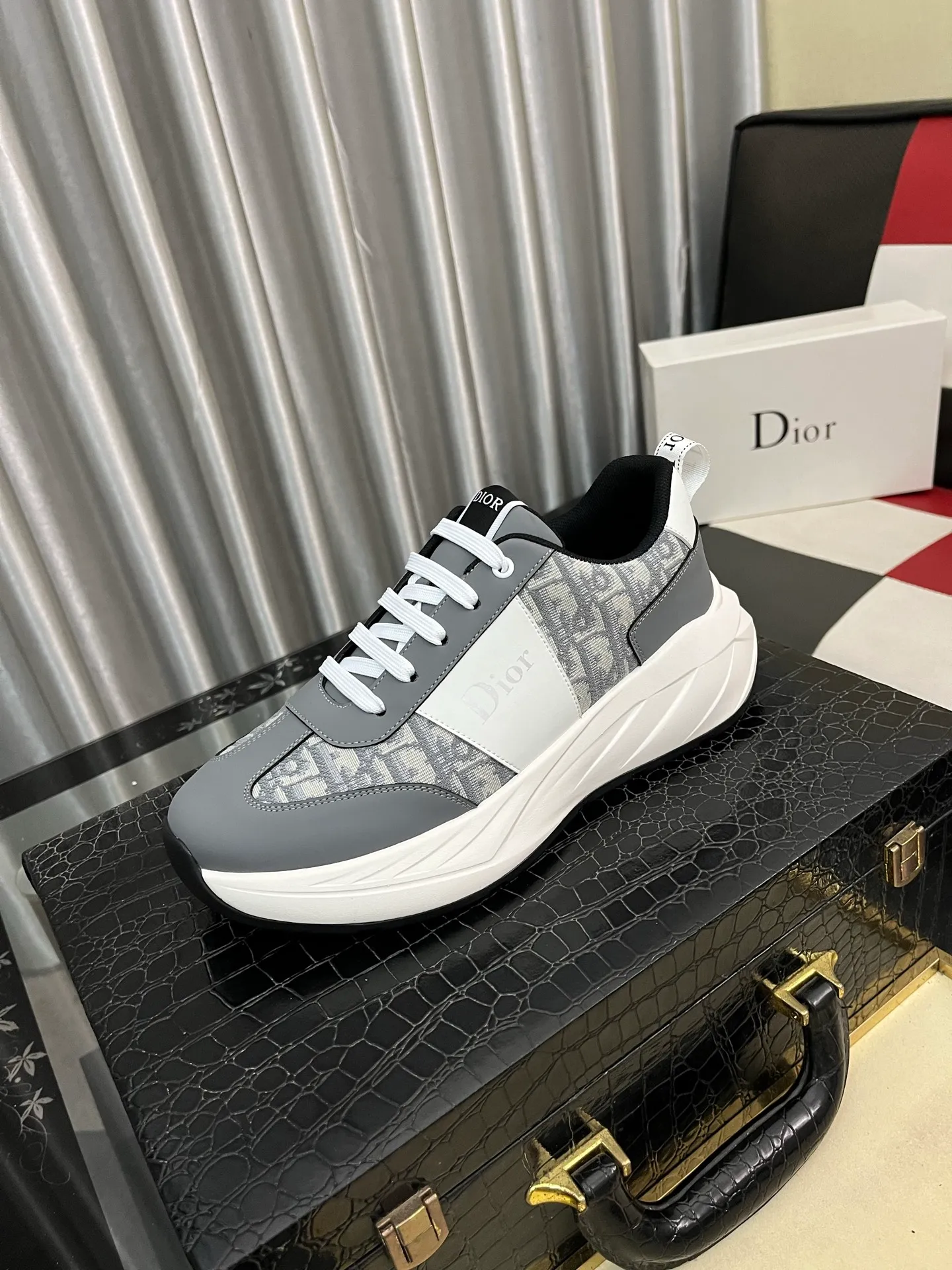 Men's shoes💰438⌚️⌚️[Dior] Dior's new men's genuine leather casual shoes, the highest version on the market, any comparison is welcome🆚! The original leather has excellent texture and is super high-end! Fetal sheep net lining imported from Italy, removable pad! Luxurious materials and fine workmanship, highly recommended! Code number: 38-442️⃣Colors available